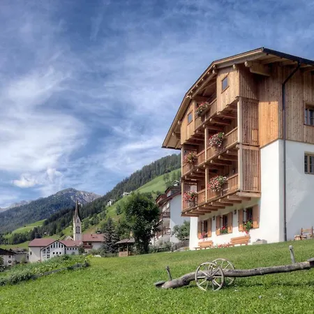 Ciasa Medalghes Villa Sankt Martin im Turm Buitenkant foto